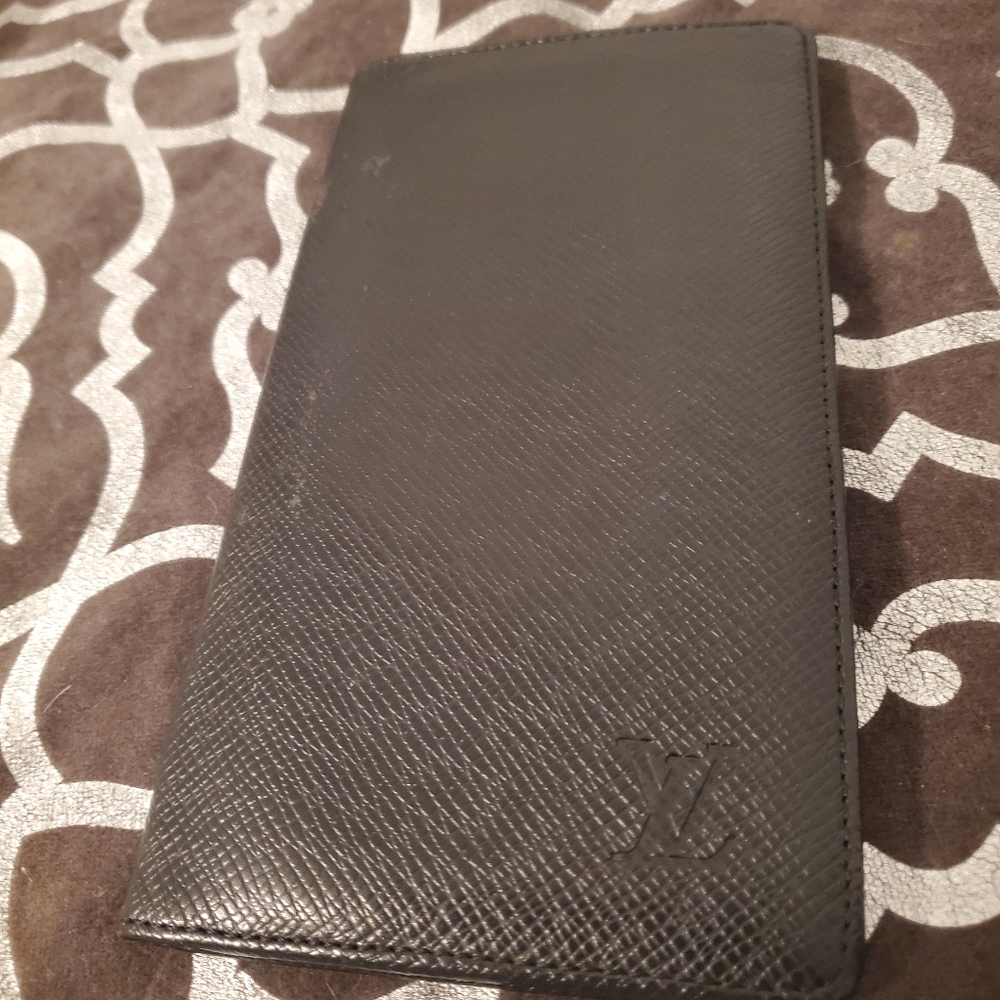 LV Louie Vuitton Taiga bifold wallet